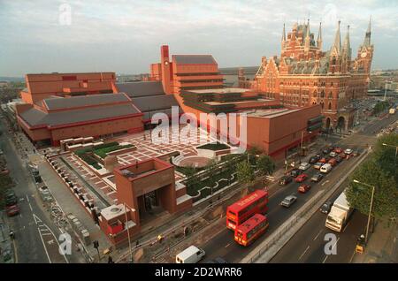 La British Library, récemment inaugurée, sur Euston Road à Londres, avec la gare de St Pancras en arrière-plan. Depuis sa conception il y a près de trente ans, le bâtiment de 500 millions de briques rouges est au centre de la convoirie, attirant des commentaires effrayants, entre autres, du Prince de Galles et du Comité du patrimoine national. Banque D'Images