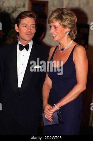 La Princesse de Galles avec l'acteur Anthony Andrews au Gala royal de 'Haunted' ce soir (jeudi). La première a été en faveur de l'appel du 125e anniversaire de la Croix-Rouge britannique, dont la princesse est le patron, et de l'Anorexia Trust européen. MIROIR QUOTIDIEN/NPA ROTA. Banque D'Images