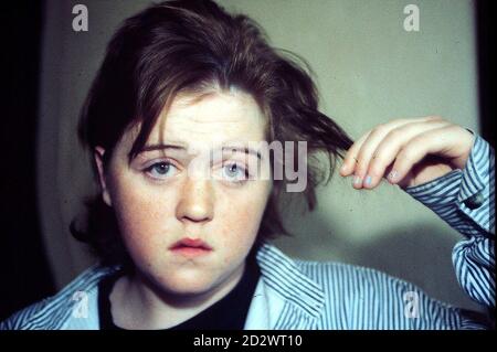 Denise Clarkin, âgée de 16 ans, de West Belfast, qui a eu ses cheveux coupés et a été recouverte de peinture par une bande de punition de l'IRA suspecte. La fille nie qu'elle a été impliquée avec des joies, mais dit qu'elle aurait pu être ciblée à cause de sa sœur. Banque D'Images