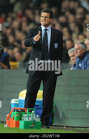 Fabio Capello, le directeur de l'Angleterre, donne les pouces sur le ligne tactile Banque D'Images