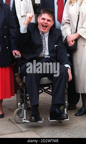 Le boxeur irlandais Stephen McCoy, handicapé pour la vie dans la catastrophe aérienne de Kegworth en 1989 qui a coûté la vie à 47 personnes, a gagné des dommages records de 1,425,000 à la haute Cour de Londres aujourd'hui (lundi). Cet homme de 23 ans, âgé de seulement 16 ans lorsque l'accident s'est produit, a autrefois fait la sparance avec le champion du monde irlandais Eamon Loughran, avant d'être laissé partiellement paralysé et le cerveau endommagé lors de l'accident. Voir PA Story COURTS Kegworth. Banque D'Images