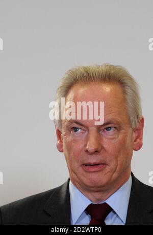 Le ministre du Cabinet, Francis Maude, prononce un discours devant les représentants des petites et moyennes entreprises du Trésor de Londres. Le gouvernement veut qu'un quart de ses entreprises se rendent aux petites et moyennes entreprises (PME), mais il croit qu'elles sont exclues en raison de la paperasserie coûteuse. Banque D'Images