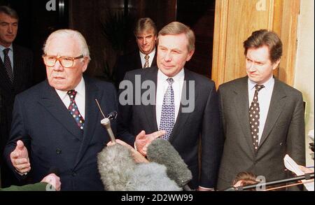 Lord King, Sir Colin Marshall et Robert Ayling. 3/11/95 British Airways a annoncé que Marshall allait quitter le poste de directeur général de la compagnie aérienne à la fin de l'année, mais qu'il resterait président d'un non-cadre le 1er janvier. Ayling, directeur général de BA depuis 1993, prendra la relève en tant que directeur général le 1er janvier. Banque D'Images