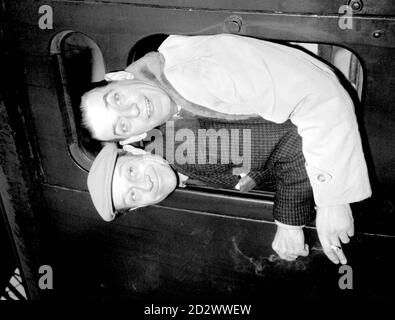 Comédiens Jimmy Jewel (à gauche) et Ben Warriss photographiés à la gare de Waterloo, Londres. Jimmy Jewel, pendant des décennies l'un des funnymen les plus célèbres de Grande-Bretagne, est mort à la veille de son 83e anniversaire. Banque D'Images