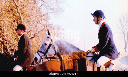 Le prince de Galles (à droite) chasse avec le duc de Beaufort Hounds à Badminton à quelques kilomètres de sa maison à Tetbury, Gloucestershire. Banque D'Images