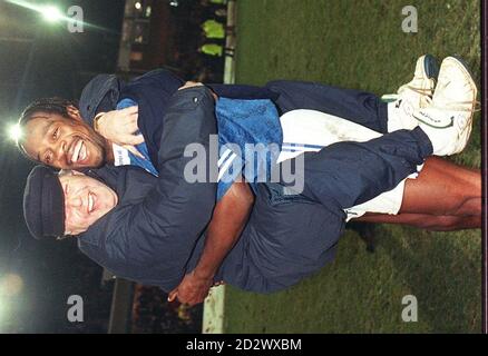 Barry Fry, directeur municipal de Birmingham, célèbre avec l'attaquant et Kevin Francis après leur victoire à deux buts contre Middlesbrough à St. Andrews. Banque D'Images