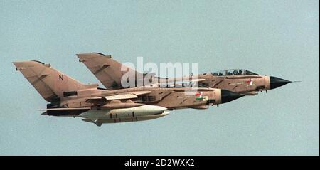 Deux bombardiers Tornado se délarent de leur base aérienne du Golfe pendant la guerre du Golfe de 1991.31/12/95: Le général Sir Peter de la Billiere, commandant britannique de la guerre du Golfe, a accusé le ministère de la Défense d'ingérence grossière dans les tactiques de la guerre du Golfe.* ...qui a causé la mort des pilotes de la RAF.17/12/1998: Le Premier Tony Blair a déclaré dans une déclaration à Downing Street: "L'opération Desert Fox a été lancée à 22h heure de Londres".CNN a rapporté de Bagdad que la fumée pouvait être vue à environ un kilomètre de leur point d'observation, qui serait proche d'un palais présidentiel.Il a signalé qu'une vague de 100 missiles était d Banque D'Images