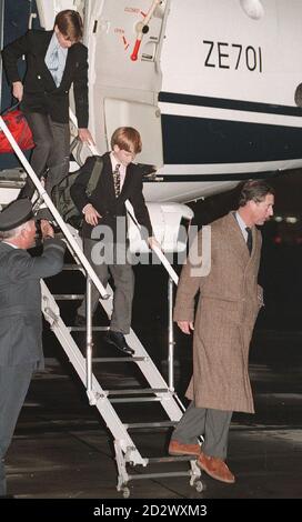 Le prince de Galles conduit ses fils, le prince Harry (au centre) et le prince William, sur les marches de leur avion de l'escadron royal, après qu'il ait touché à l'aéroport de Zurich ce soir (lundi). La fête royale a une semaine de ski dans les Alpes suisses. Banque D'Images