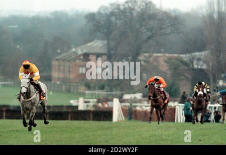 Richard Dunwoody vient sur One Man pour gagner le King George VI Tripleprint Chase à Sandown Park. Banque D'Images