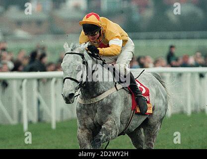 Richard Dunwoody vient sur One Man pour gagner le King George VI Tripleprint Chase St Sandown Park. Banque D'Images