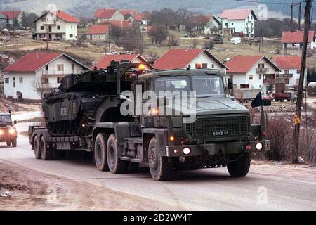 Les chars d'assaut britanniques Challenger, qui ont vu le jour pour la dernière fois lors de la guerre du Golfe de 1991, se sont lancés en Bosnie hier (mercredi) pour la première fois, apportant une forte puissance de feu pour renforcer la force de paix de l'OTAN. Un convoi de transporteurs transportant 12 Challengers, chacun armé d'un canon de 120 mm et pesant plus de 60 tonnes, est arrivé à la base d'approvisionnement britannique de Kupres, dans le centre de la Bosnie. Banque D'Images