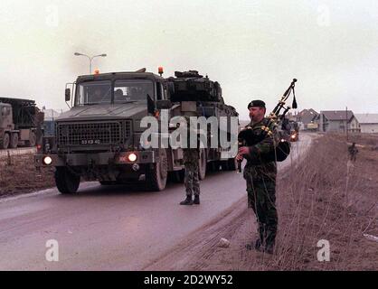 Un joueur solitaire a joué la marche régimentaire des Royal Hussars de la Reine sur le bord de la route tandis que les chars de bataille Challenger britanniques, qui ont vu la dernière action dans la guerre du Golfe de 1991, ont roulé en Bosnie hier (mercredi) pour la première fois, apportant une forte puissance de feu pour renforcer la force de paix de l'OTAN. Un convoi de transporteurs transportant 12 Challengers, chacun armé d'un canon de 120 mm et pesant plus de 60 tonnes, est arrivé à la base d'approvisionnement britannique de Kupres, dans le centre de la Bosnie. Banque D'Images