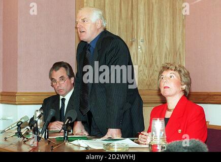Sur le thème de son intrusion européenne dans les affaires britanniques, Le député Tory Tony Marlow parle aujourd'hui (mardi) du lancement à Westminster de la brochure « directives de la colère » détaillant la légion de réglementations et d'exigences établies par l'UE, que lui et ses collègues anti-européens estiment manquer de sens et de sens. Il est soutenu par Lord Pearson et Teresa Gorman. Banque D'Images