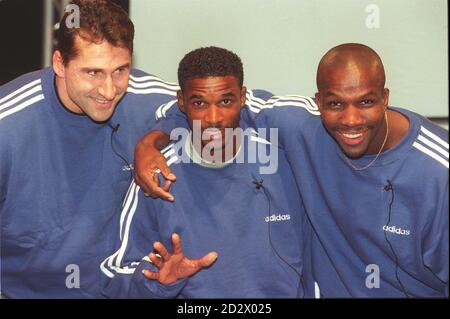 Champions du sport, de gauche à droite : Lars Riedel, lanceur de disques allemand, Felix Savon, boxeur cubain et Donovan Bailey, champion canadien de 100 m, se sont présentés pour lancer la campagne publicitaire olympique d'Adidas, à Londres. Banque D'Images