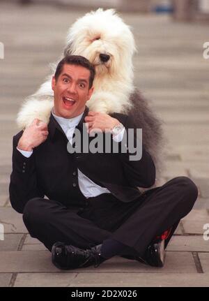 Dale Winton et Dillon l'ancien chien de berger anglais lancent une recherche aujourd'hui (mardi) pour une nouvelle star de la peinture commerciale de Dulux. Ici utilise la race pour promouvoir son produit depuis 30 ans. Banque D'Images