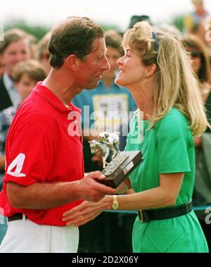 Le prince de Galles saluait Lady Romsey 31/1/96 qui a été nommée comme la femme mystère discutant avec le prince Philip dans la bande 'Dukegate', le journal Sun a rapporté. Banque D'Images