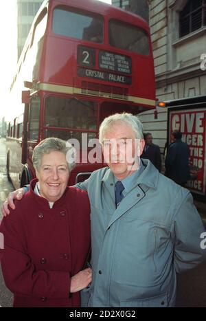 Dave Smith, de Slough, Berks, l'un des pilotes d'origine de l'autobus Routemaster lorsqu'il a commencé le service en 1956, avec sa femme Iris, son ancien menteur sur les autobus rouges archétypales de Londres qui célèbrent leur 40ème anniversaire. Banque D'Images