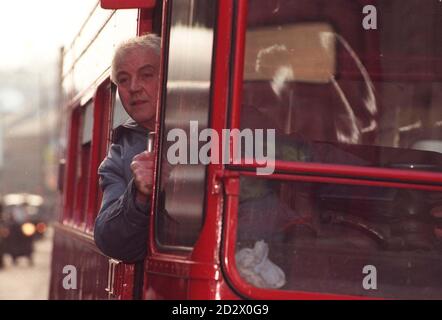 Dave Smith, de Slough, Berks, l'un des pilotes d'origine de l'autobus Routemaster lorsqu'il a commencé le service en 1956, prend le volant de l'un des autobus rouge archétype de Londres à l'occasion du 40e anniversaire Banque D'Images