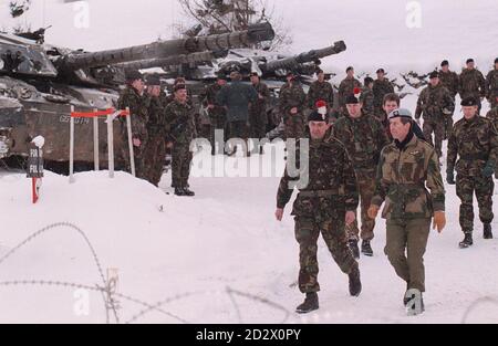 Le Prince de Galles laisse les équipages des chars du !St Bataillon, le régiment royal des Fusiliers en visite cet après-midi (vendredi), à leur base de Mrkonjic Grad, en Bosnie. Le prince était le deuxième jour de son voyage en ex-Yougoslavie. Banque D'Images