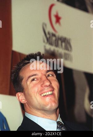 New Saracens signe Philippe Sella, le joueur le plus coiffé au monde, qui rejoint l'australien Michael Lynagh à Southgate la saison prochaine. Banque D'Images