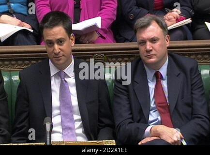 Le chef du parti travailliste, Ed Miliband, et le chancelier adjoint, Ed Balls, lors des questions du premier ministre à la Chambre des communes, à Londres. Banque D'Images