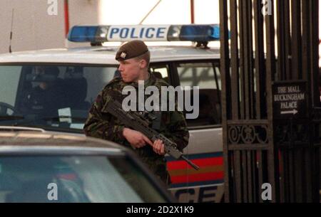 Ce matin (lundi), un soldat armé dans des fatigues de combat se tient près du Palais St James, résidence officielle du Prince de Galles à Londres. La sécurité entourant la famille royale est devenue visiblement plus stricte après la découverte de documents, dont on rapporte des détails sur le Palais et le château de Windsor, à la maison du bombardier d'autobus de Londres Ed O'Brien. Photo par Rebecca Naden/PA. VOIR PA STORY ROYAL SECURITY. Banque D'Images