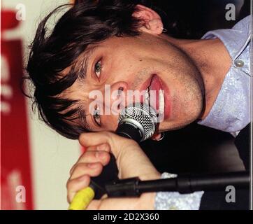 Rick Witter, chanteur principal du groupe britannique Shed Seven, se présentant à HMV Oxford Street, où il a fait la promotion de son nouvel album « A maximum High ». Banque D'Images