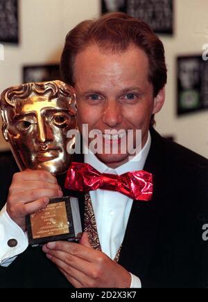 Le triple Oscar Nick Park, créateur de la série d'animation Wallace and Gromit, a reçu le prix TV pour son originalité lors de la cérémonie au Hilton Hotel de Londres. * 21/10/96: Nick Park fait des appels frénétiques pour le retour en toute sécurité des personnages originaux de plasticité célèbres Wallace et Gromit après qu'il les ait laissés dans le dos d'un taxi de New York. La paire, leur moto rouge et leur side-car étaient dans une boîte dans le coffre de la voiture, car elle a involontairement roulé le long de la 54ème rue avec MR Park en poursuite dans la pluie battante. M. Park ne pouvait que dire : « J'ai perdu mes deux meilleures Pals... c'était la première Banque D'Images