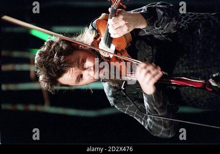 Le violoniste populaire Nigel Kennedy en performance. Il a été révélé que son premier album dans quatre ans, qui doit sortir le 10,1996 juin, sera plus Hendrix que Vivaldi, et présentera des collaborations avec une gamme d'autres musiciens de Stephane Grappelli à l'ancien membre de Duran Stephen Duffy. Kennedy a nominalement pris sa retraite en 1992 mais est revenu avec son intérêt renouvelé par le jeu de guitare de feu, le grand Jimi Hendrix. Banque D'Images