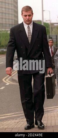 Matthew Simmons, partisan du Crystal Palace, arrive au tribunal de justice de Croydon, dans le sud de Londres, où il est accusé d'avoir utilisé des mots et des comportements abusifs lors du match de la Premier League à Selhurst Park le 25 janvier 1995, Ce qui a poussé Eric Cantona, l'as français de Manchester United, dans son fameux coup de pied kung fu sur l'homme de 21 ans de Thornton Heath. Banque D'Images