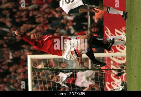 Eric Cantona célèbre après avoir remporté le but de Manchester United lors de la finale de la coupe FA contre Liverpool à Wembley. Banque D'Images