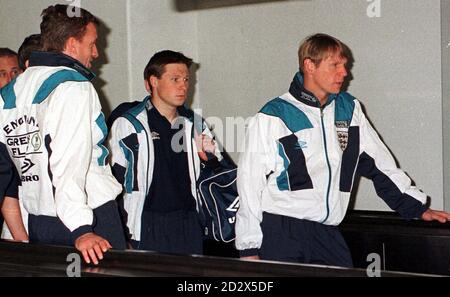 L'équipe d'Angleterre (à partir de la gauche) Tim Flowers, Nick Barmbby et Stewart Pearce reviennent à l'aéroport de Londres Heathrow ce matin (mardi) après la visite de l'Angleterre en Chine et à Hong Kong. L'équipe du prochain tournoi Euro 96 sera annoncée par Terry Venactive, directeur. Banque D'Images