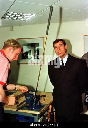 Le duc d'York visite l'atelier de golf au Beffroi, dans le Warwickshire, où il ouvrait la nouvelle Académie nationale de formation de l'Association professionnelle des golfeurs. NS Rota/Wolv Exp & Star. Banque D'Images