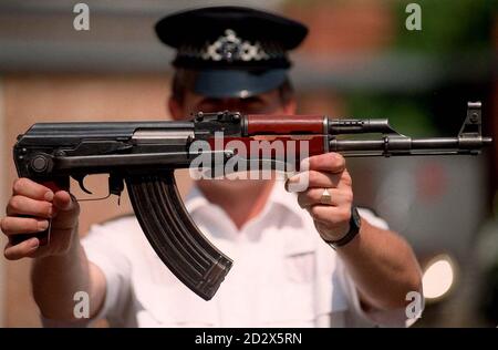 Le Sgt Andy Lawrence présente le fusil d'assaut russe AK47 remis au poste de police de Clapham dans le cadre de l'amnistie actuelle sur les armes. Le fusil a été remis par un vétéran de la guerre du Golfe qui l'avait gardé comme souvenir. * 14/4/97 un fusil d'assaut russe AK47 semblable à celui récupéré par les forces de sécurité en Irlande du Nord au cours d'une opération de recherche majeure près de la frontière sud de l'Armagh, a annoncé la RUC. Banque D'Images