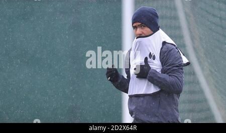 Carlos Tevez de Manchester City lors d'une séance d'entraînement au terrain d'entraînement de Carrington, à Manchester. Banque D'Images