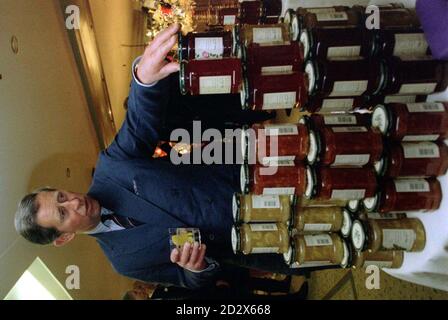 Le Prince Charles présente une pile de confitures maison exposées dans l'un des magasins de son épicier local, Fortnum and Mason's, le 13 juin. Les confitures font partie de la collection Highgrove, nommée d'après l'une des maisons du Prince, avec la collection en vente aux magasins de la collection royale de la Queen's Gallery, au palais de Buckingham, au château de Windsor et au palais de Holyroodhouse à Édimbourg. Banque D'Images