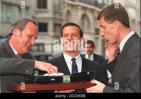 Richard Noble polit un modèle de sa troisième voiture de poussée, sous la surveillance du prince Feisal de Jordanie (au centre) et du pilote Andy Green, membre de l'équipe de poussée de la SSC. Noble, détenteur actuel du record mondial de vitesse terrestre, dévoilera la voiture supersonique à Goodwood le 22 juin avant de la porter au Moyen-Orient pour des essais dans le désert, suivi d'une course de défi contre une nouvelle voiture Spirit of America dans le désert de Black Rock, Nevada. Regardez l'histoire des PA. Photo par Rebecca Naden/PA Banque D'Images