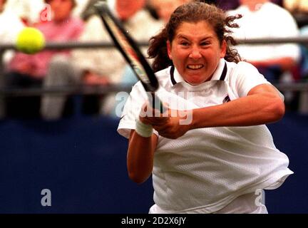 Monica Seles en action contre Ines Gorrochategui d'Argentine lors de la finale du trimestre aux Championnats internationaux de tennis de dames de Direct Line Insurance à Eastbourne ce matin (vendredi). Photo par Adam Butler/PA. Banque D'Images