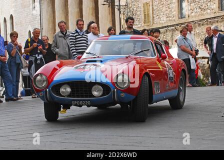 ASSISE, ITALIE - 12 MAI 2008 : une Ferrari 250 GT Berlinetta pendant la mille Miglia 2008 à Assise. Banque D'Images