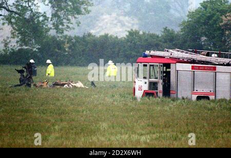 Dossier de bibliothèque daté de 24.5.95 de pompier fouillant autour du petit amout de l'épave laissé après l'avion Knight Air Embraer après qu'il s'est écrasé près de l'aéroport de Leeds Bradford en mai dernier. Une défaillance de l'instrument a été la principale cause de l'accident de l'avion de banlieue lors d'un orage qui a tué les 12 personnes à bord, a déclaré aujourd'hui (jeudi) un rapport officiel d'accident. Photo de John Giles/PA. Voir le rapport AIR de l'histoire de l'AP. Banque D'Images