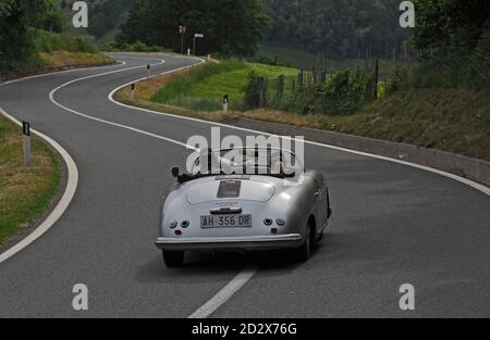 BOLOGNE, ITALIE - 12 MAI 2008 : une Porsche 356 Speedster, 1955 sur une route sinueuse près de Bologne pendant la mille Miglia 2008. Banque D'Images