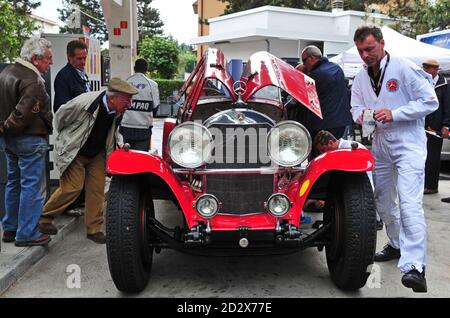 BOLOGNE, ITALIE - 12 MAI 2008 : service à une Mercedes Benz dans une station-service près de Bologne pendant la mille Miglia 2008. Banque D'Images