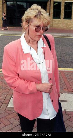 Judy Stanley, petite amie de Charlie Kray, frère de jumeaux de gangster Reggie et Ronnie, arrive au poste de police d'Ilford avec une soute contenant des vêtements propres. Charlie Kray a été arrêté avec deux autres hommes mercredi soir à la suite d'une conspiration visant à fournir 520 kilos de cocaïne. Voir l'histoire de l'AP CRIME Drugs. Photo de John Stillwell. Banque D'Images