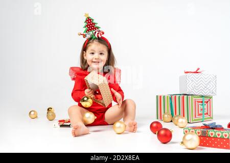 Une petite fille est heureuse des cadeaux du Père Noël. La nouvelle année est 2021. Année du taureau Banque D'Images