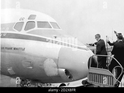 Sir Frank Whittle, le pionnier des moteurs à réaction, verse une bouteille de champagne au-dessus du nez alors qu'il baptise un avion de ligne DC-8 nommé d'après lui-même à l'aéroport de Londres.* Sir Frank est décédé à l'âge de 89 ans, ont déclaré aujourd'hui des sources d'aviation (vendredi).Voir l'histoire de l'histoire de l'AP, DEATH Whittle.DISPONIBLE EN NOIR ET BLANC UNIQUEMENT. Banque D'Images