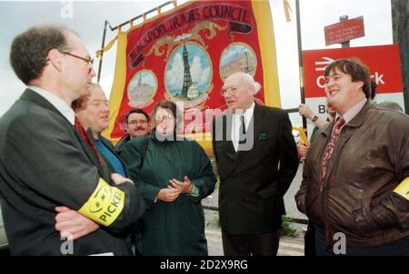 TUC CONFÉRENCE BLACKPOOL. Le dirigeant syndical du RMT, Jimmy Knapp (cen, avec des lunettes), rejoint ses membres sur la ligne de piquetage devant la gare centrale de Blackpool ce matin (mercredi) le jour où son syndicat est sorti sur sept lignes ferroviaires. Voir PA Story TUC. Photo de Peter Wilcock/PA. Banque D'Images