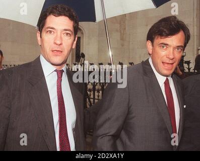 Kevin (à gauche) et Ian Maxwell, fils du magnat de l'édition Robert Maxwell, arrivent aujourd'hui à la High court de Londres (jeudi), où un juge a décidé que Kevin Maxwell ne sera pas jugé une deuxième fois sur des accusations relatives à l'effondrement de l'empire médiatique du magnat en déchu. Voir PA Story COURTS Maxwell. Photo de Stefan Rousseau/PA Banque D'Images