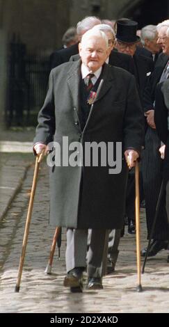 Lord Hailsham se joint à la procession des juges qui font leur promenade traditionnelle de l'abbaye de Westminster, au « petit déjeuner » dans les chambres du Parlement, marquant le début de l'année légale aujourd'hui (mardi). * 14/10/01 l'ancien Lord Chancelier Lord Hailsham de St Marylebone est mort après une longue maladie, 94 ans il a été annoncé. Le fils de l'homologue conservateur Douglas Hogg a déclaré que son père était décédé vendredi dans sa maison de Londres. 29/10/01 Lord Chancelier conservateur, Lord Hailsham de St Marylebone, qui était enterré dans un service familial privé à Sussex. Le collègue Tory, âgé de 94 ans, est décédé plus tôt dans sa maison de Londres Banque D'Images