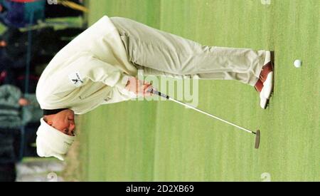 Lee Westwood, de l'Angleterre, manque un putt pour birdie le premier au cours du deuxième jour de la Dunhill Cup à St. Andrews ce matin (vendredi). Photo de Chris Bacon/PA Banque D'Images