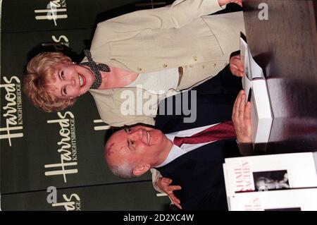 L'ancien président soviétique Mikhaïl Gorbatchev et sa femme Raisa signent aujourd'hui des copies de ses mémoires au grand magasin Harrods de Londres (Mar). Gorbatchev a déclaré dans un entretien avec PA News que les graves problèmes liés à la mafia russe ne pouvaient être résolus que si un nouveau gouvernement prenait le contrôle. Voir PA Story POLITICS Gorbatchev. Photo de David Giles/PA. Banque D'Images